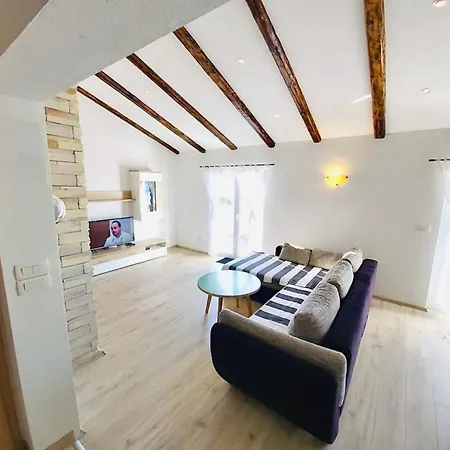 Apartment Karlo Auf Zwei Wohnebenen- Mit Meerblick By Interhome