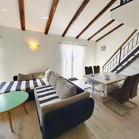 Apartment Karlo Auf Zwei Wohnebenen- Mit Meerblick By Interhome *